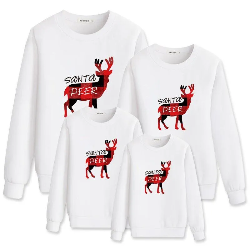 A family of three celebrate the festival, the family dress Christmas sweater round neck without velvet jacket