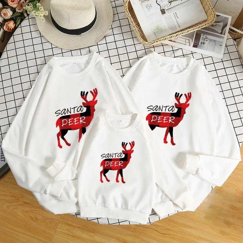 A family of three celebrate the festival, the family dress Christmas sweater round neck without velvet jacket